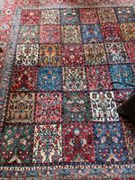 Teppich mit floralem Muster in Kacheln gebraucht