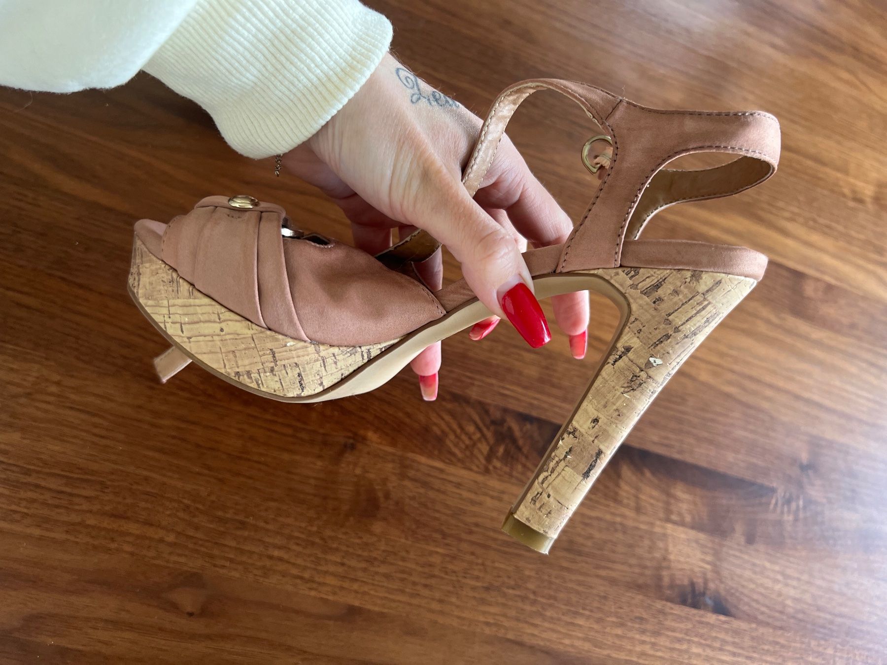 Scarpe da donna: Sandalen mit Plateu Absatz – Usato da Lufingen venduto da des_9gd8 2