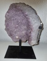 Grosser Amethyst auf Ständer. Heilstein