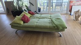 Schönes gruenes Bettsofa mit Kissen, Sommerangebot!