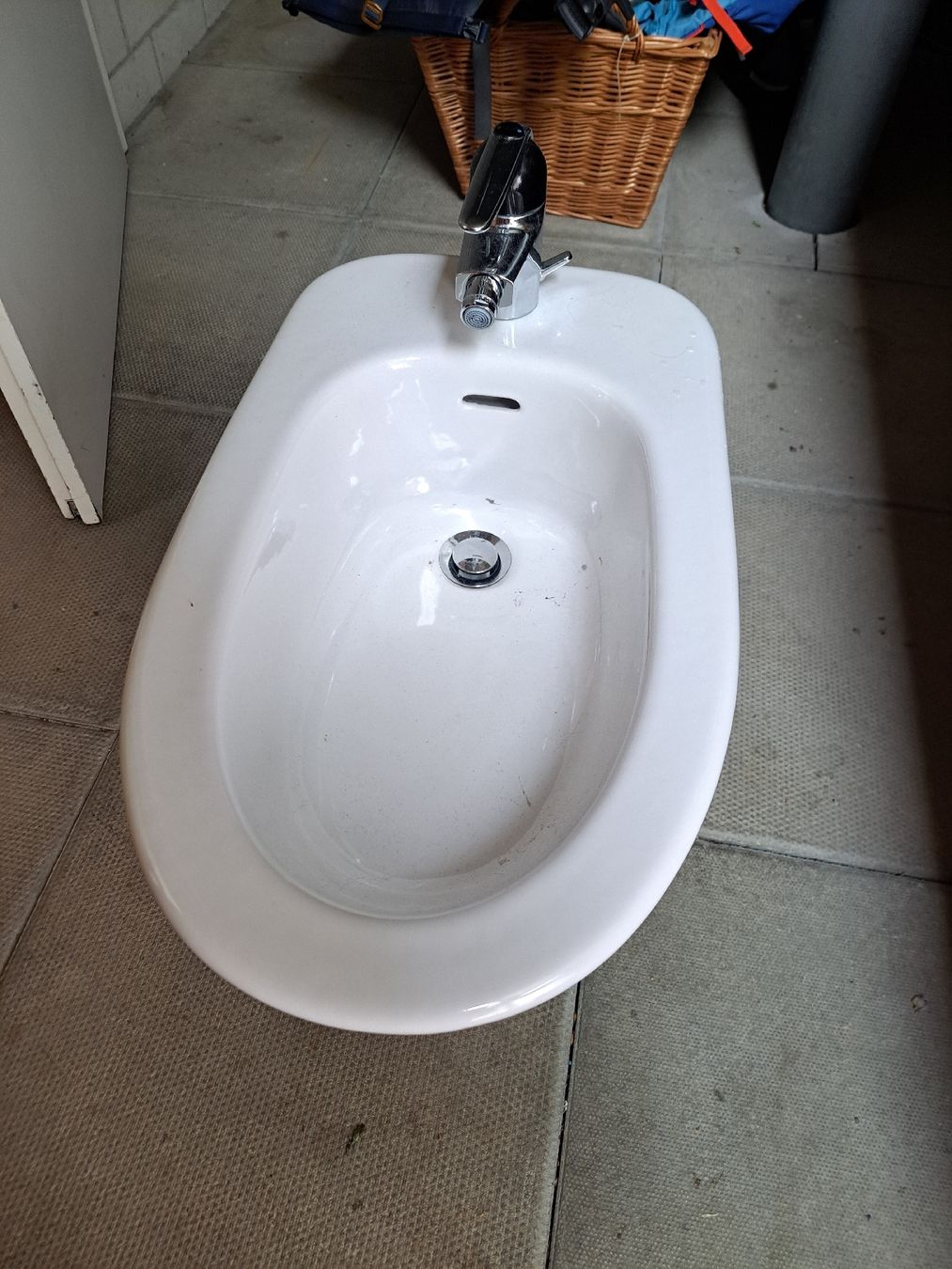 WC: Weisses Bidet mit Armatur – Usato da Küttigen venduto da DRN2MN