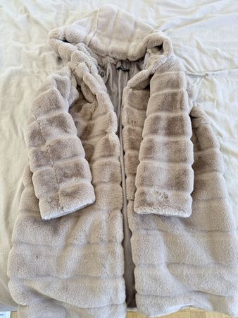 Manteau en fausse fourrure beige avec capuche, taille M
