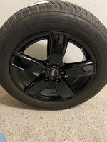 Mini Winterreifen auf schwarzer Stahlfelge 225x55 R17