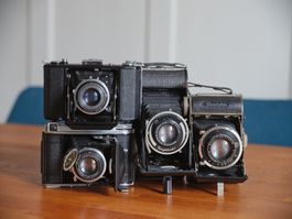 Vier Rollfilmkameras (Zeiss, 2x Voigtländer und Balda)