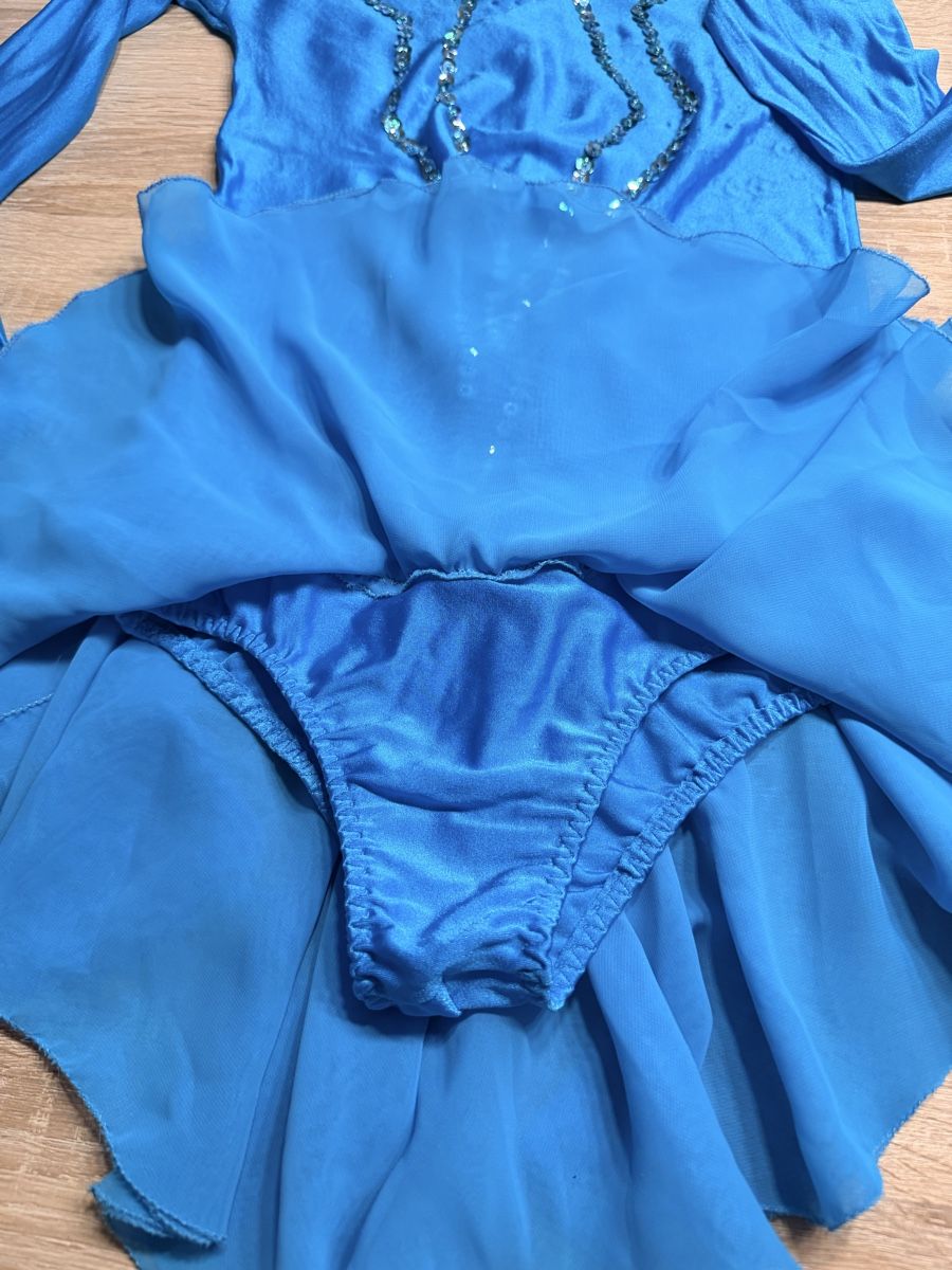 Scarpe, pantaloni & magliette da ginnastica: Eiskunstlaufkleid, hellblau, Grösse 158! – Usato da Trimbach venduto da Schwaenchen 1