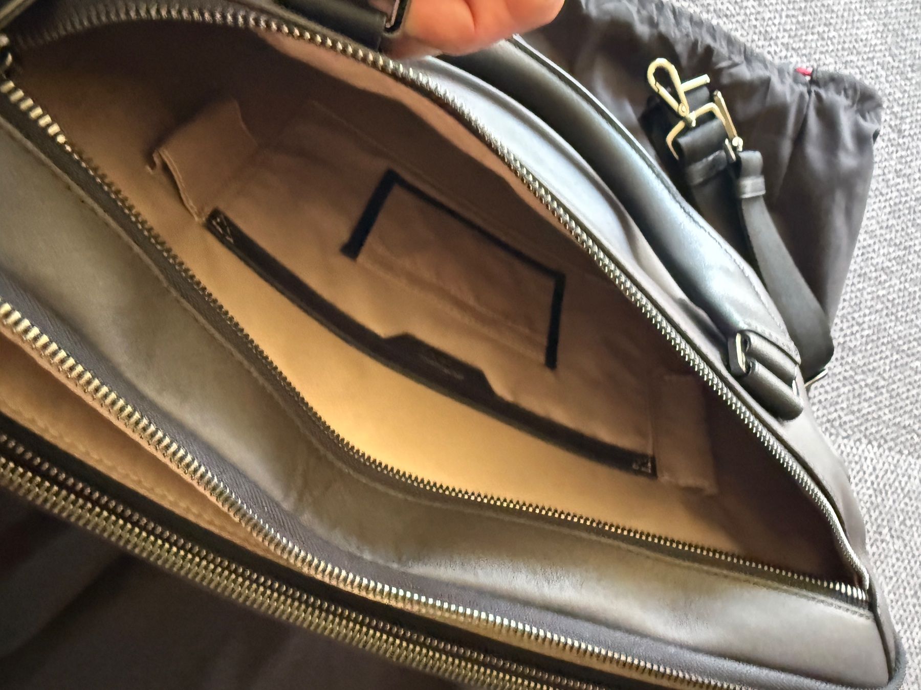 Tumi Borse: Tumi HARRISON Sycamore Slim Leather   CHF 800 – Nuovo (secondo la descrizione) da Unterseen venduto da SONY-CoolGo 7