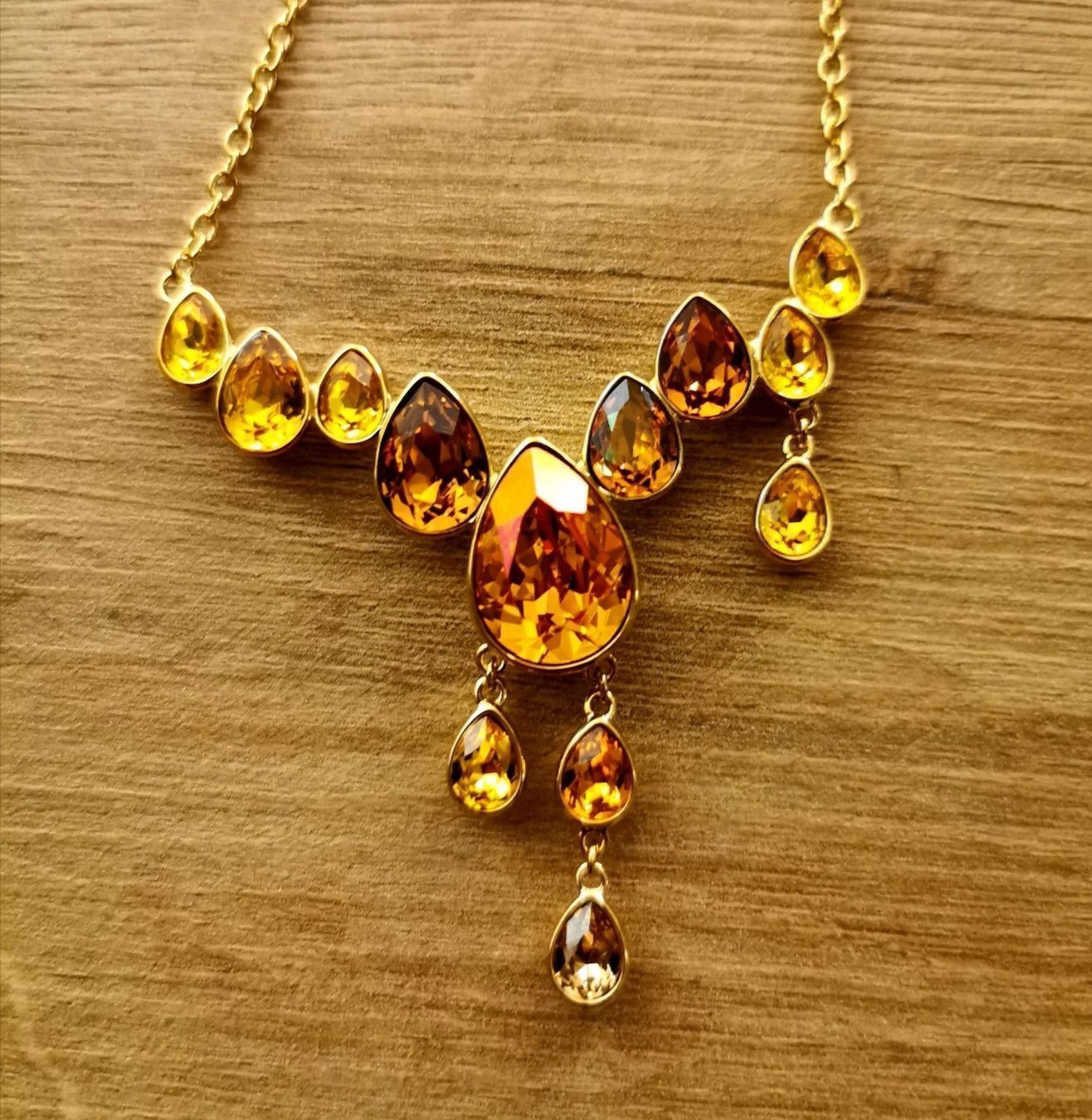 Swarovski Catenine: Collier Swarovski doré – Nuovo (secondo la descrizione) da Veyrier venduto da Leilazizou 1