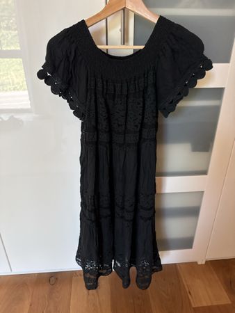 Sommerkleid schwarz mit Spitze und Puffarmeln Grösse S