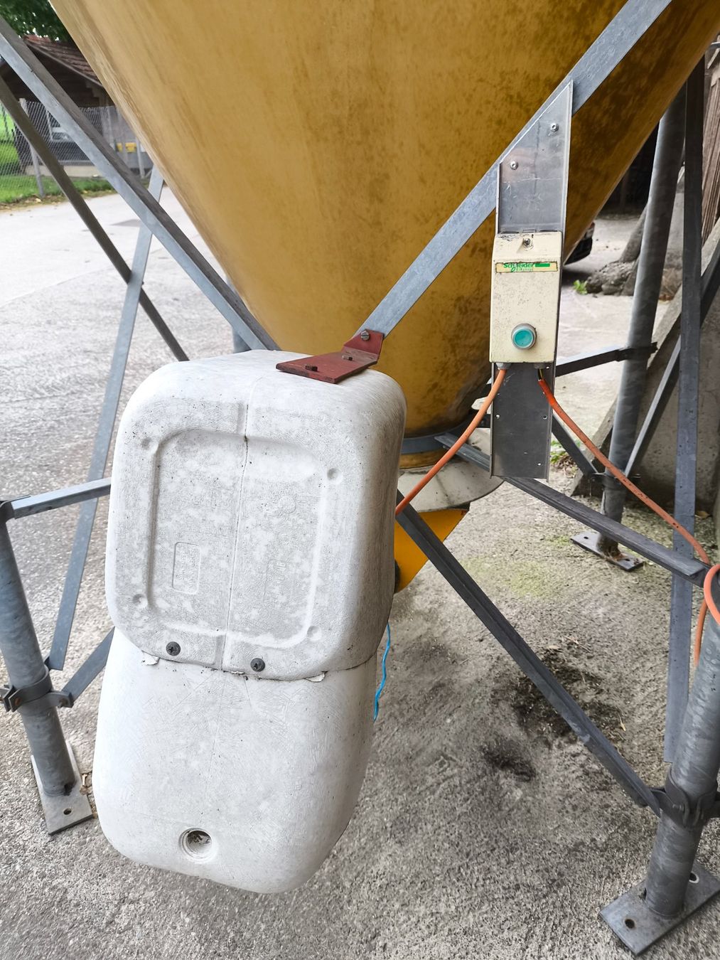Mangimi: Futtersilo / Kraftfuttersilo (GFK / Glasfaser) mit Elevator – Usato da ruswil venduto da johnwyser 2