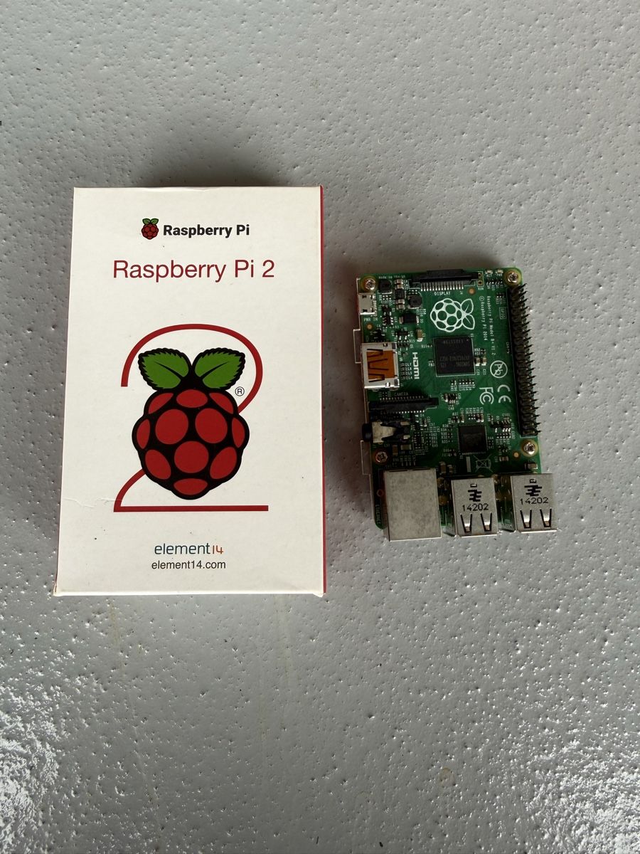 Raspberry Pi PC: Raspberry Pi 2, Model B, 1GB RAM Inkl Gehäusen – Nuovo (secondo la descrizione) da Oberrieden venduto da rroane2