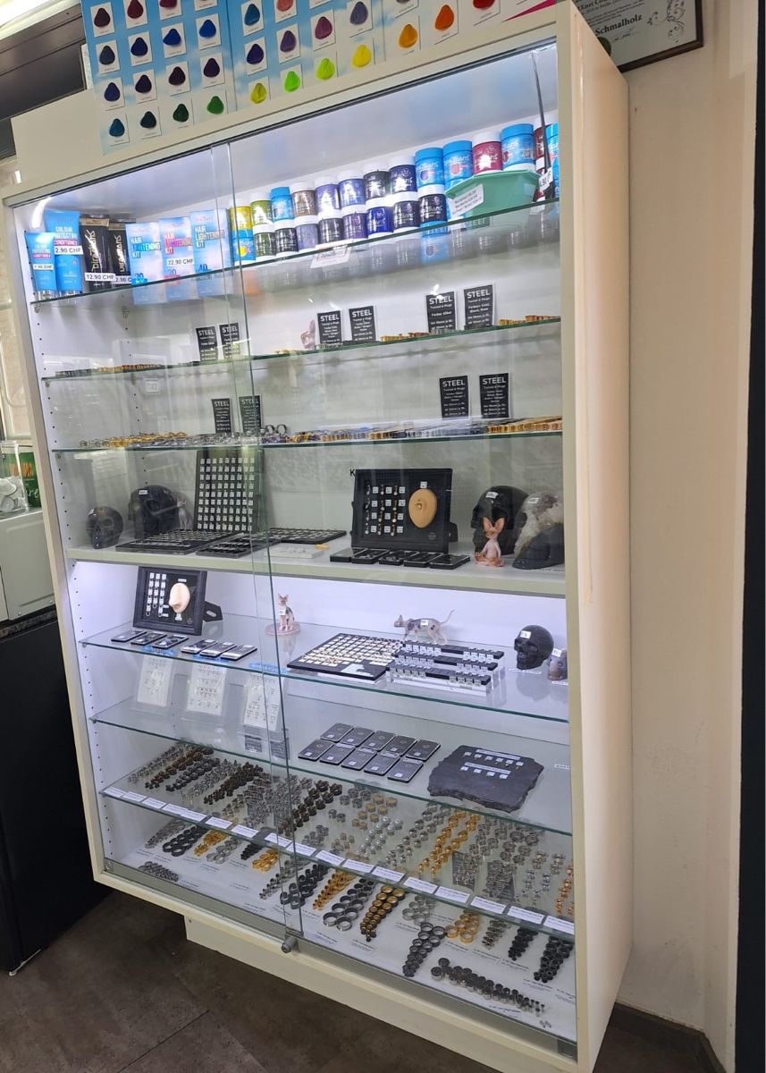 Vitrinen: Schmuckauslage Vitrine mit Beleuchtung – Gebraucht aus Strengelbach von KW. 1