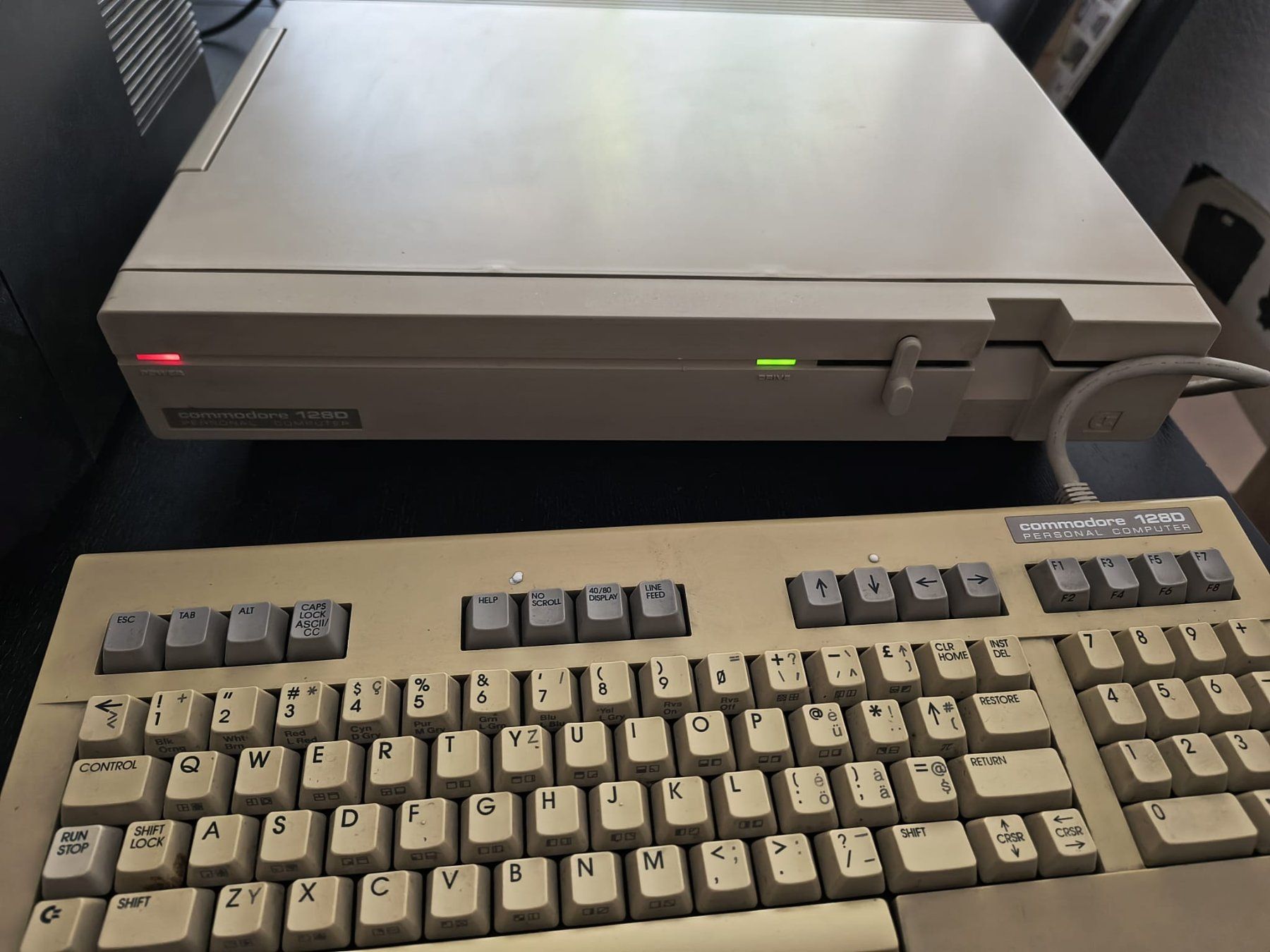 Commodore PC: Commodore 128D Set mit Monitor Retro Computer – Usato da Oberengstringen venduto da Raspiestnebula 1