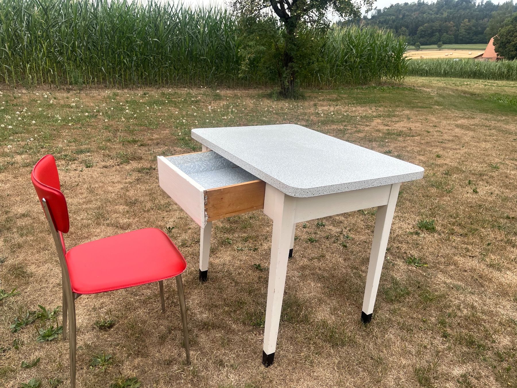 Tables: Küchentisch mit Schublade und Stuhl – D'occasion à Allmendingen b. BE par juair 1