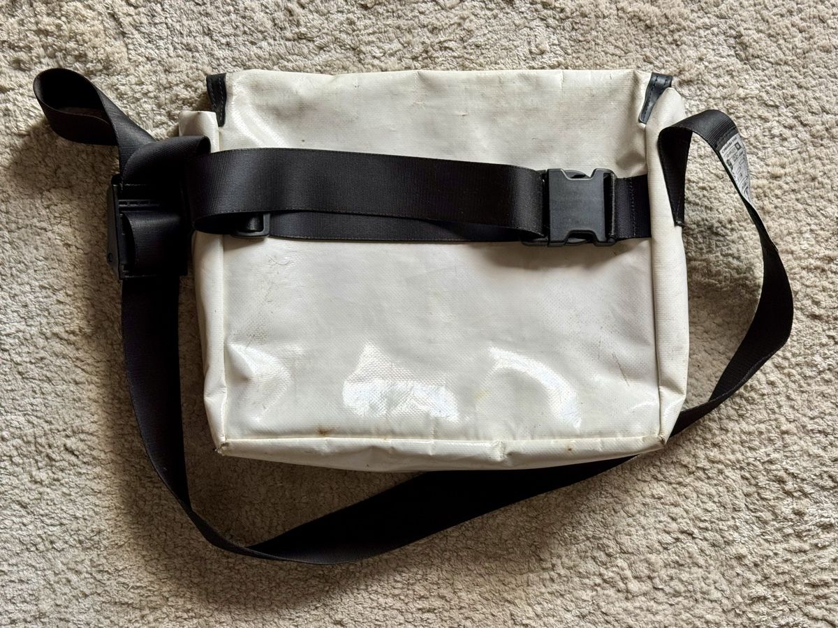 Freitag Borse: Sac Freitag noir/blanc taille moyenne – Usato da Lausanne venduto da huggylesbonstuyaux01 1