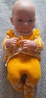 Adorable poupée  avec tenue tricotée jaune vif