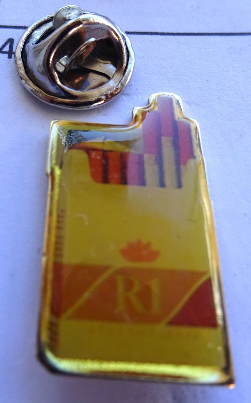 Placchette & Badge: Pin Rauchen Zigaretten R I – Usato da Utzenstorf venduto da BUtter81