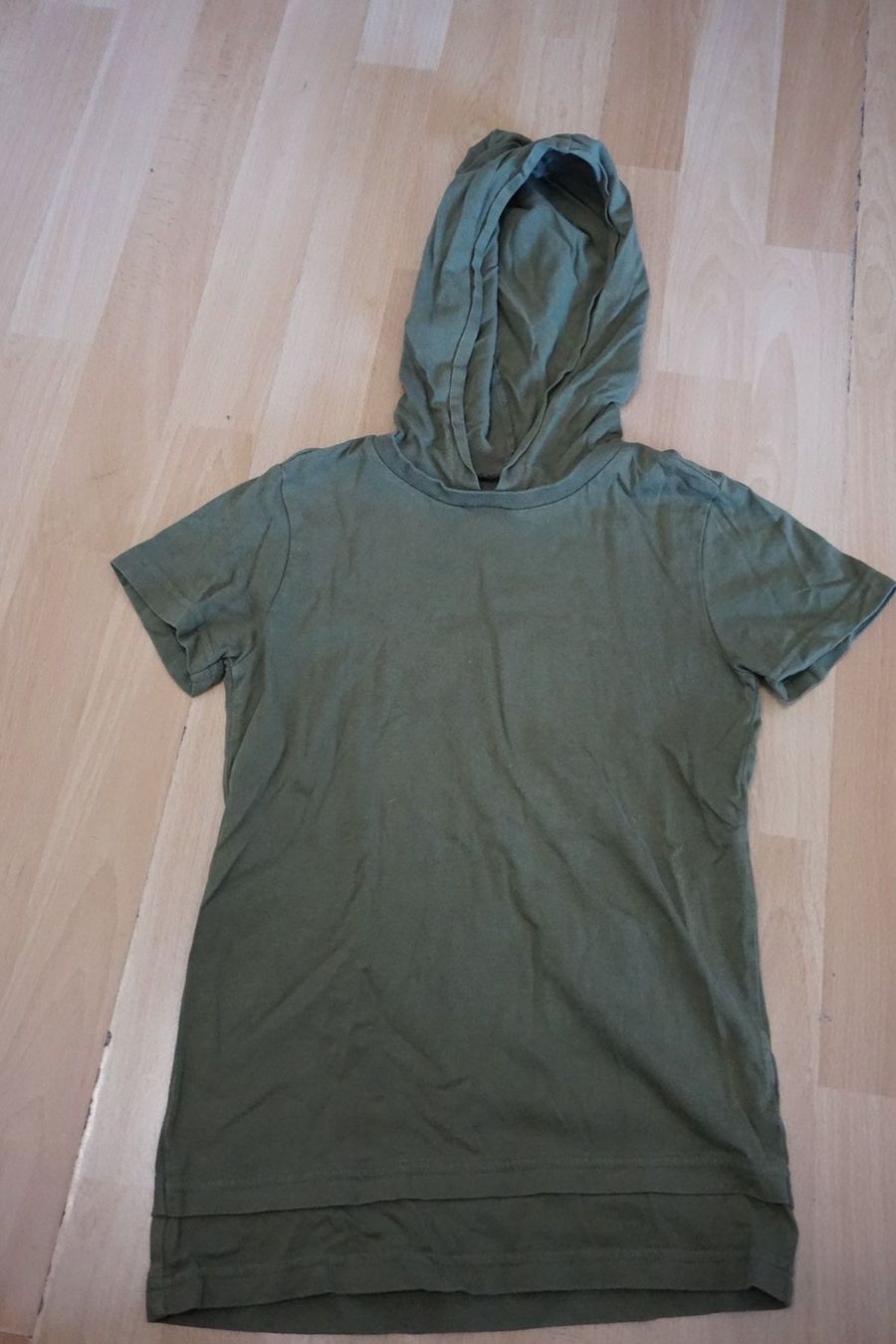 Camicie, T-shirt & Polo: T-Shirt mit Kapuze Gr.122/128 – Usato da Zürich venduto da einalemjena