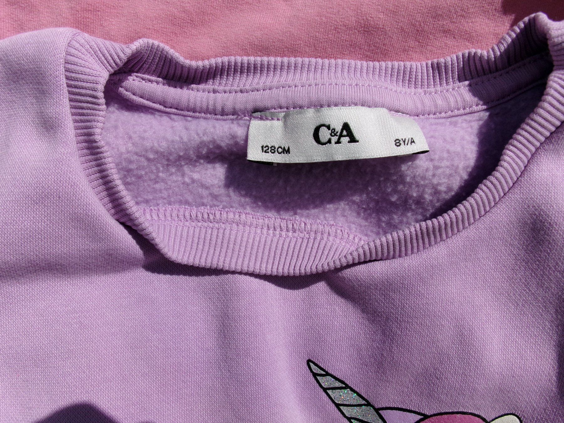 Lotti & Set di vestiti: 4 Pullover Einhorn Rosa 122 / 128 C&A  H&M – Usato da Winterthur venduto da blumeblau77 1