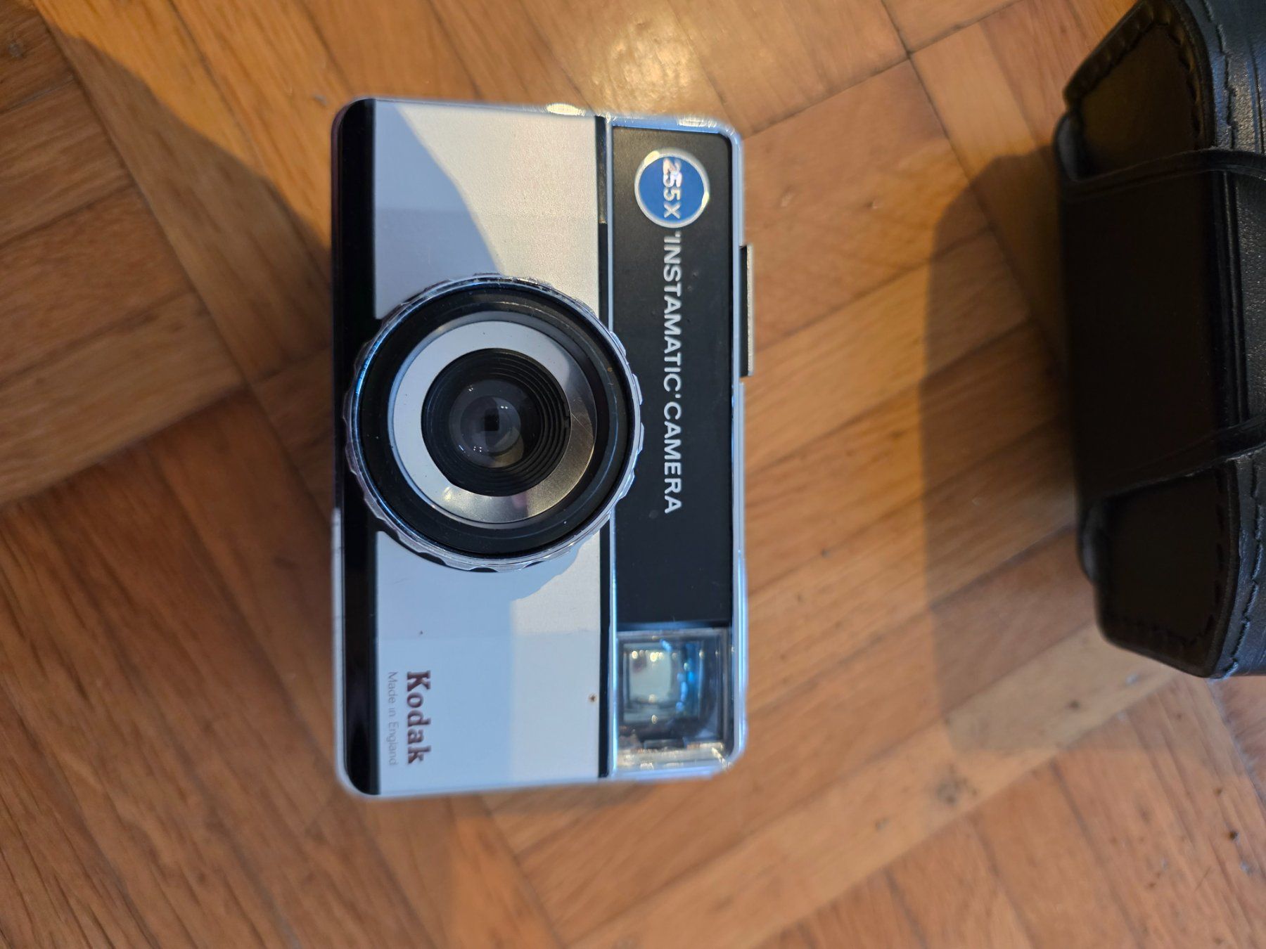 Kodak Fotocamera: Kodak Instamatic Kamera mit Tasche – Difettoso da Dorf venduto da Echo_Elements 2