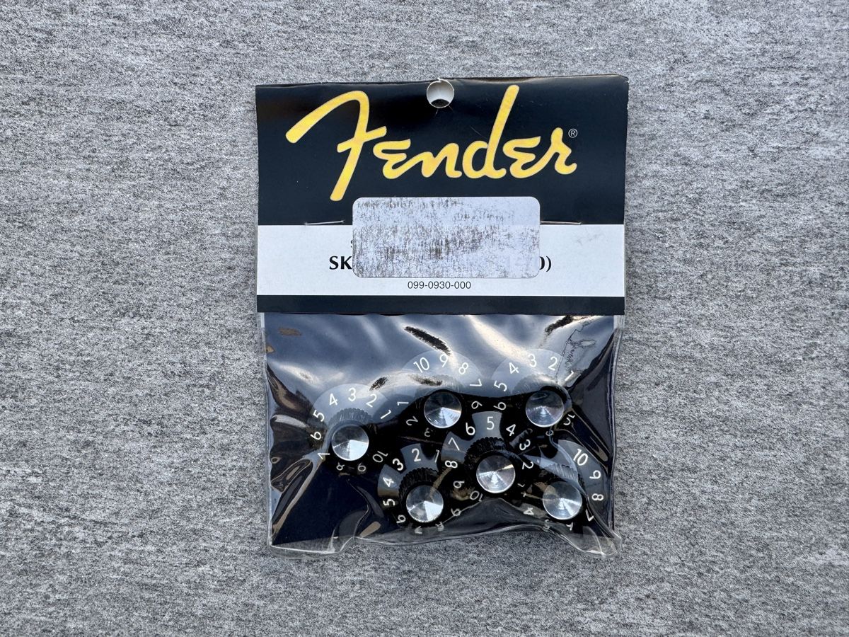 Fender Amplificatori: Fender Amp Skirted Knobs Set (Neu) – Nuovo e nell'imballaggio originale da Winterthur venduto da Crazycorner-8400