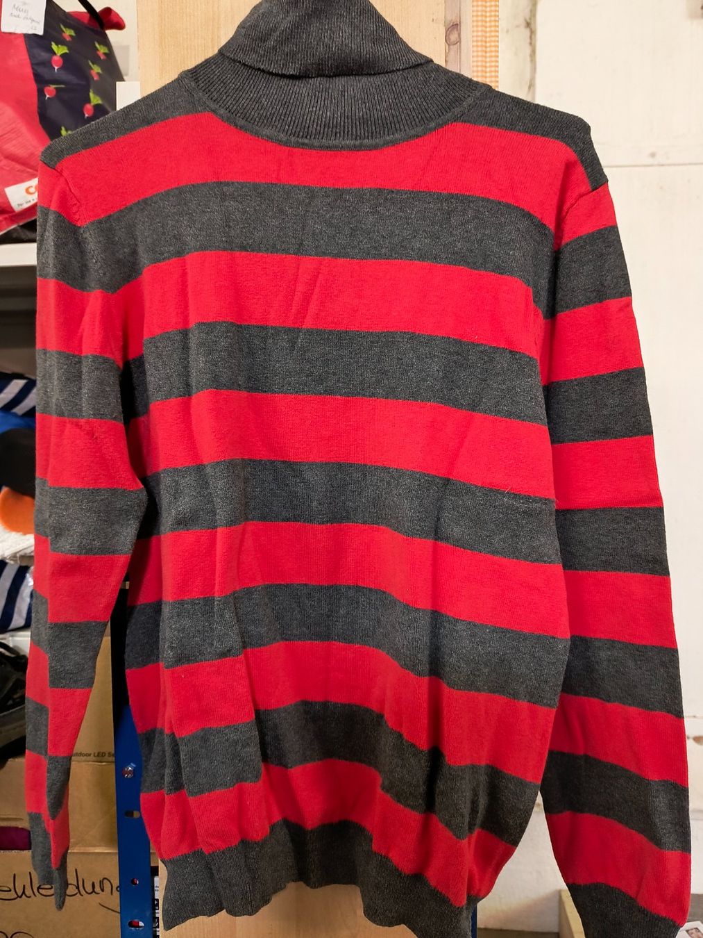 Pulls & Sweat-shirts: Rote-grauer Rollkragenpullover, Grösse M, Top Zustand! – D'occasion à Oberweningen par Bumblebee2