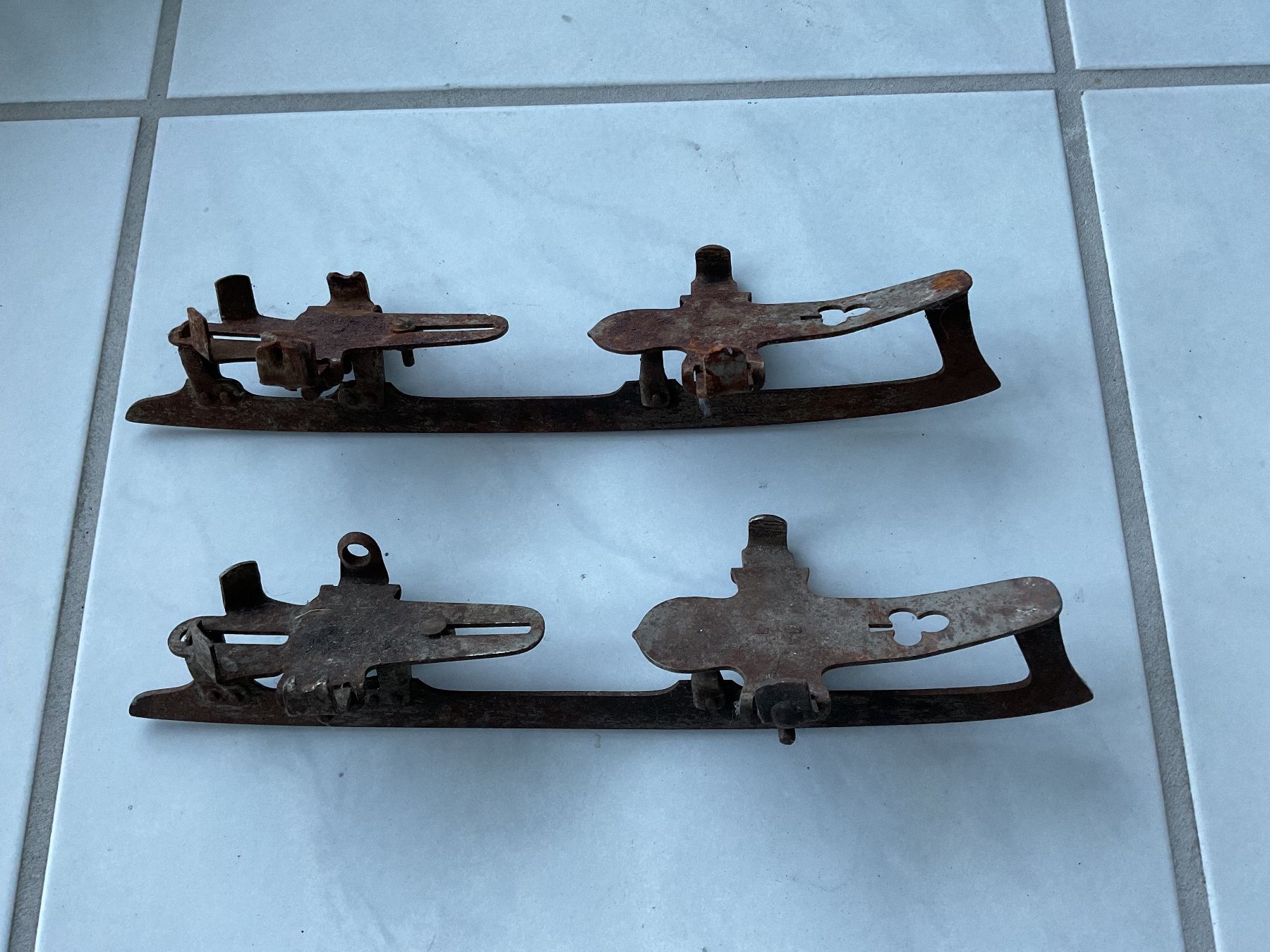 Pattini da ghiaccio: Antike Schlittschuhe – Usato da Adliswil venduto da bei_2b57