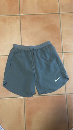 Short de course Nike Stride gris Dri-Fit taille M neuf