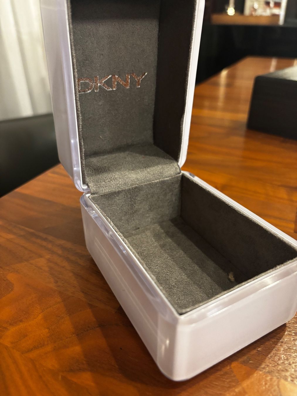 DKNY Boîtes de montres: DKNY Schmuckbox - Geschenkbox - neuwertig! – Neuf (Voir description) à Zürich par engebrunau 1