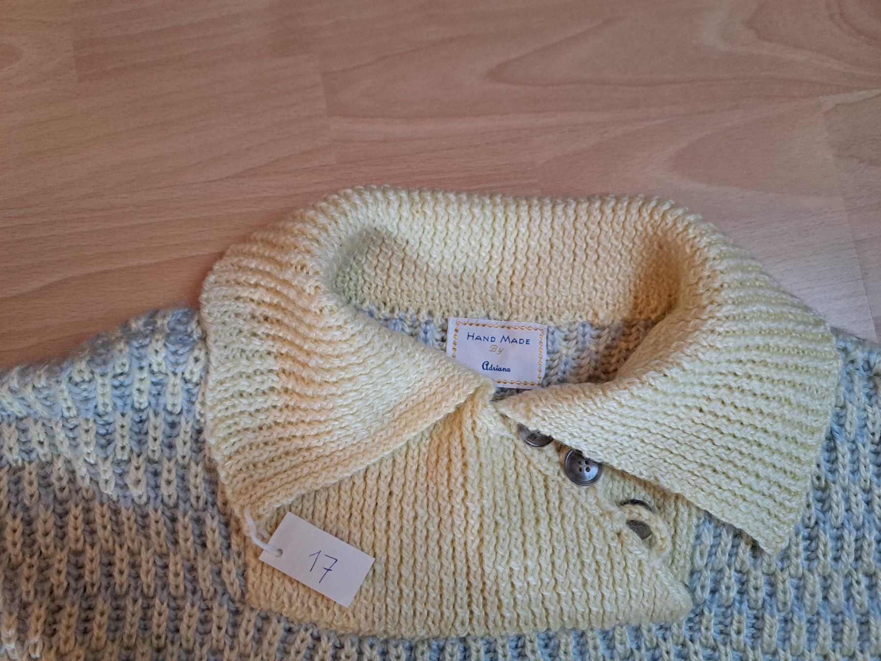 Maglioni & Felpe: Aufwändig gestrickter Wollpulli hellgelb/hellgrau. – Nuovo (secondo la descrizione) da Hettiswil venduto da san_kf5h 1