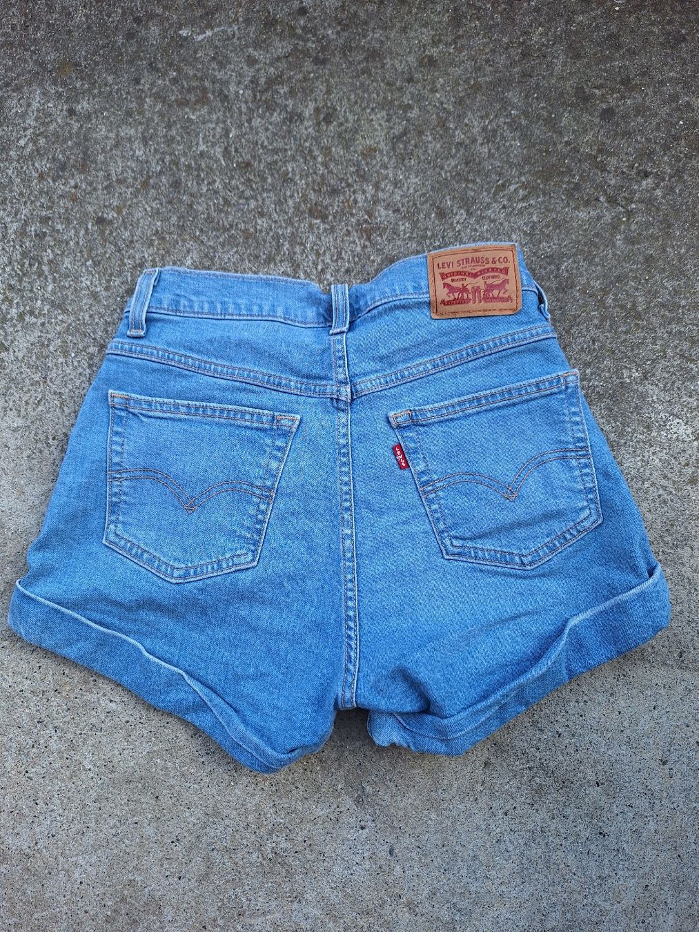 Levi's Jeans: Jeans-Shorts Levi's blau Grösse 26 – Nuovo (secondo la descrizione) da Kandersteg venduto da Zwiepi 1