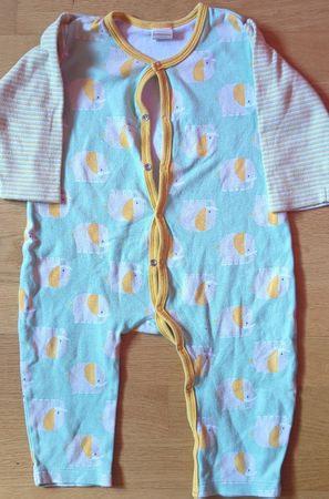 Süsser Baby Schlafanzug mit Elefanten, Grösse 74/80