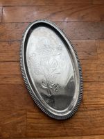 Metalltablett mit floraler Gravur