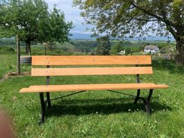 Banc de jardin en bois massif, parfait pour l'été!