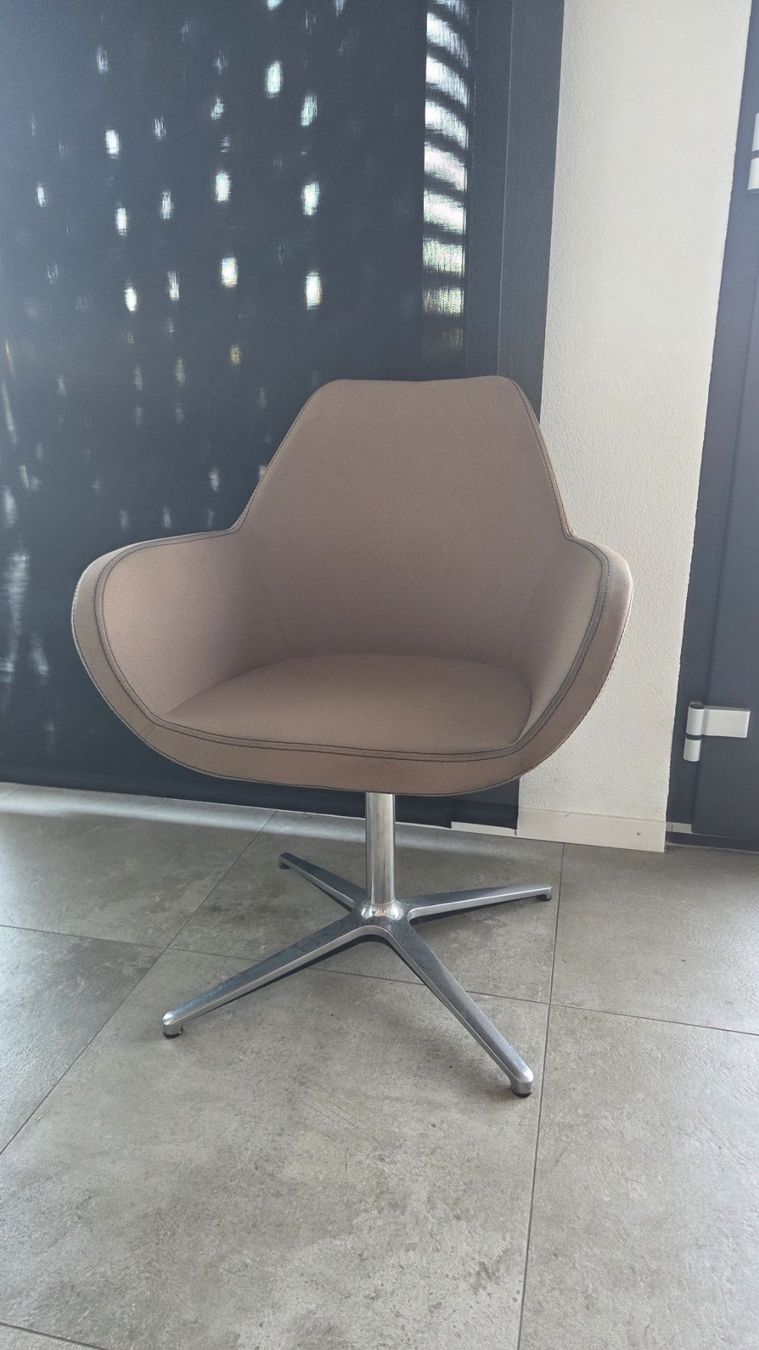 Poltrone: Fauteuil pivotant design moderne, tissu beige, base étoile – Usato da Cressier NE venduto da jhm_v2w9