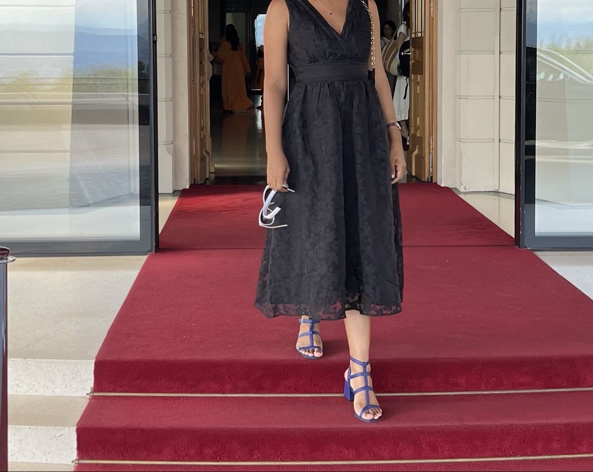 Robes: Ein wunderschönes schwarzes Kleid.  – D'occasion à Stäfa par yei_8vlc 1