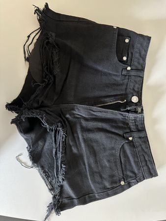 schwarze Shorts