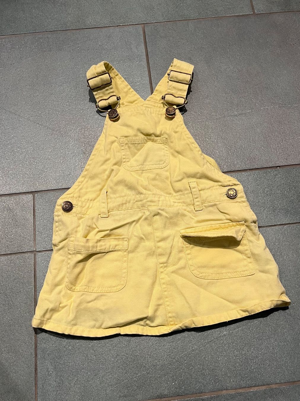 Robes et jupes: Süsser Latzrock Gr. 92 – D'occasion à Villnachern par schudelinho