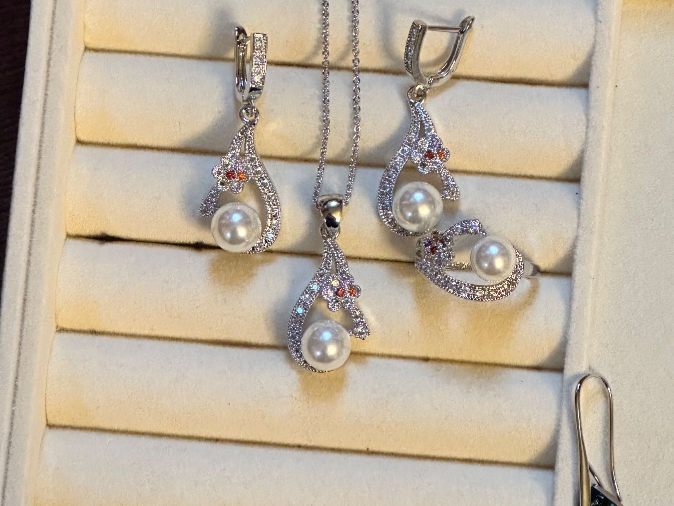 Altri gioielli: Ensemble Élégant: Collier, B.O., Bague 56 Perles & Zircon 49 – Nuovo (secondo la descrizione) da La Chaux-de-Fonds venduto da Meliha2008