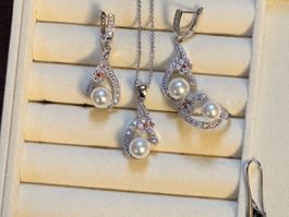 Ensemble Élégant: Collier, B.O., Bague 56 Perles & Zircon 49