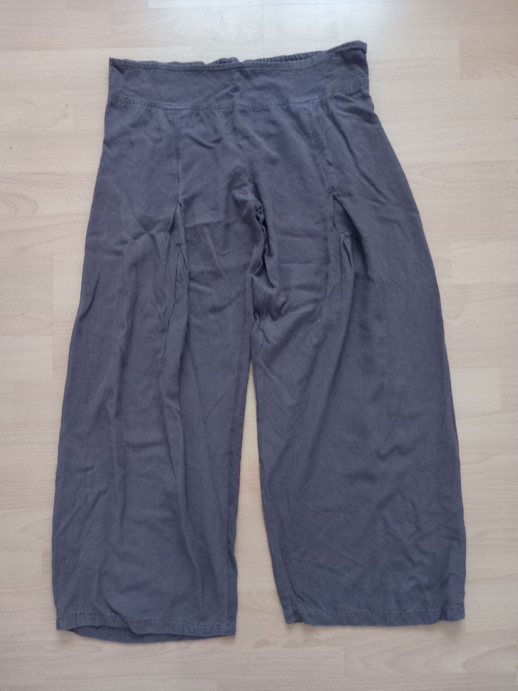 Hosen: Pantalon 3/4 et ample marron Taille S/M – Gebraucht aus Faoug von per_kp6r