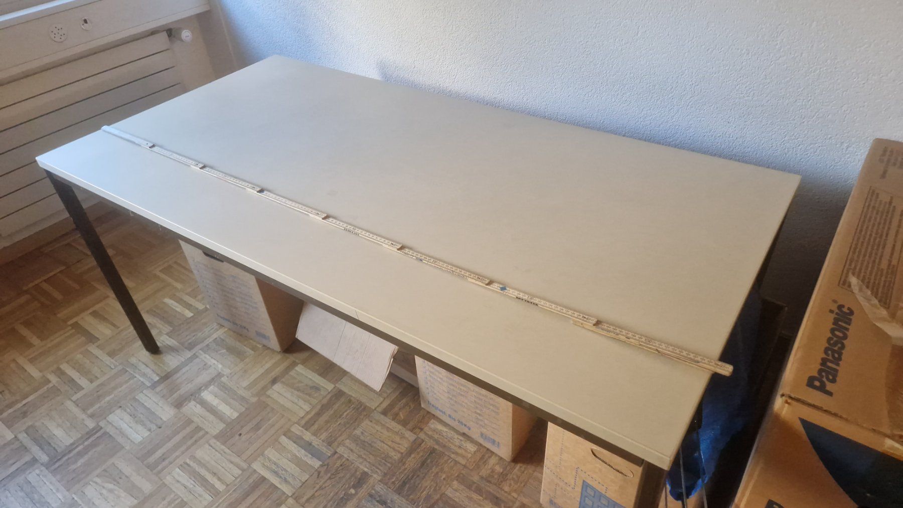 Bigla Bureaux: Bureau , 4 pieds métal – D'occasion à Givisiez par Tonisalva