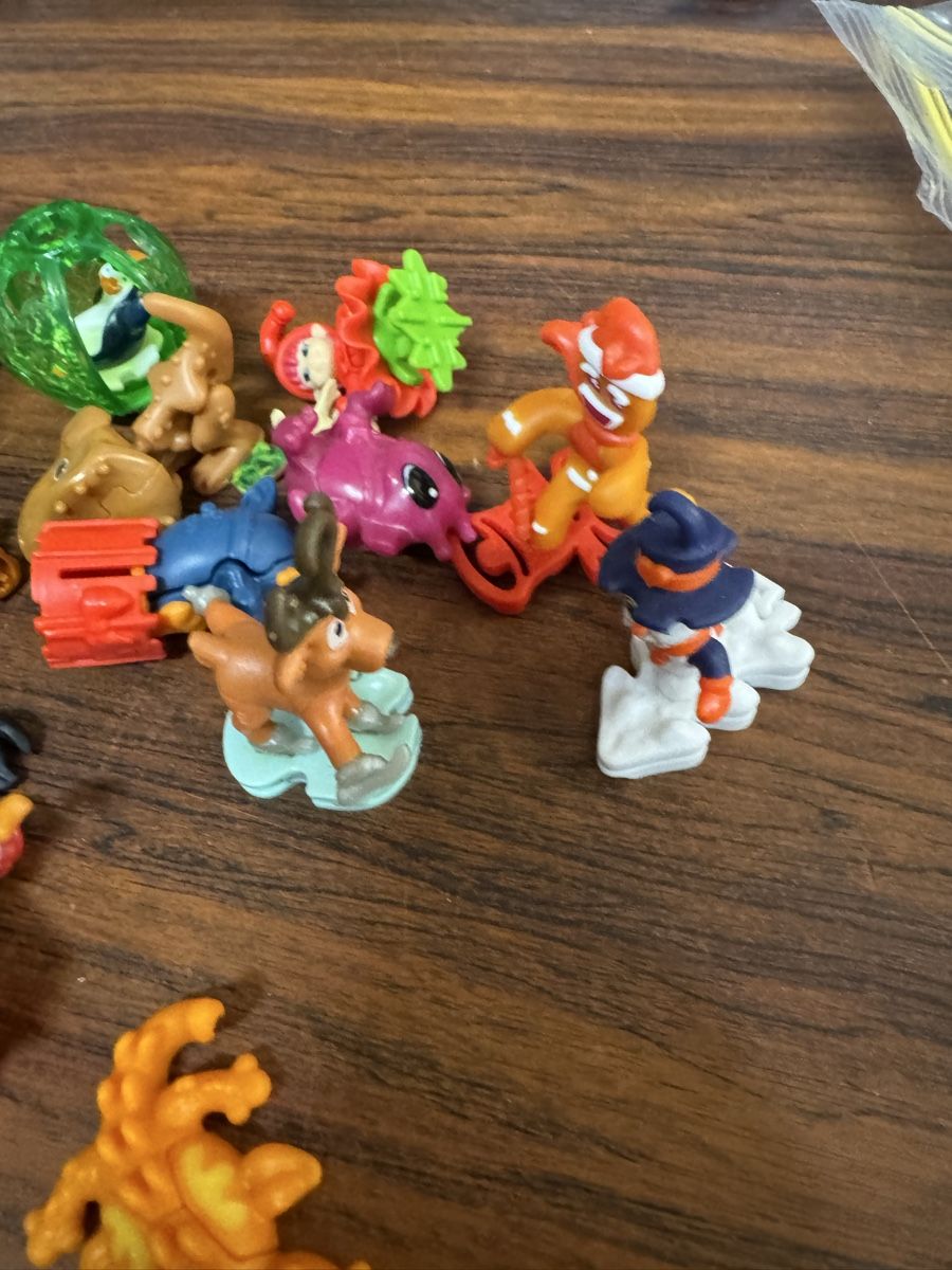Spielzeuge: Lot de mini figurines Kinder et autres – Gebraucht aus Lausanne von Michel_Ozcan 2