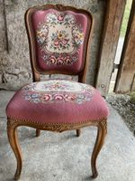 Antiker Stuhl mit Blumenmuster