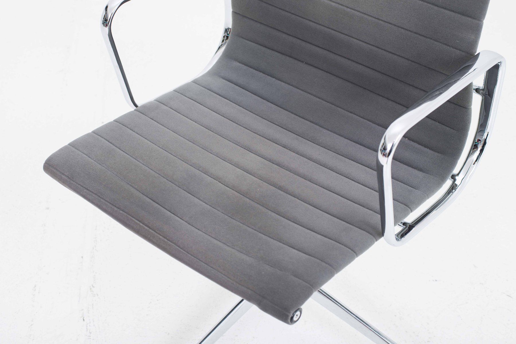 Vitra Sedie: Vitra EA 108 Bürostuhl von Eames in grauem Samtstoff – Usato da Zürich venduto da STUZH38 5