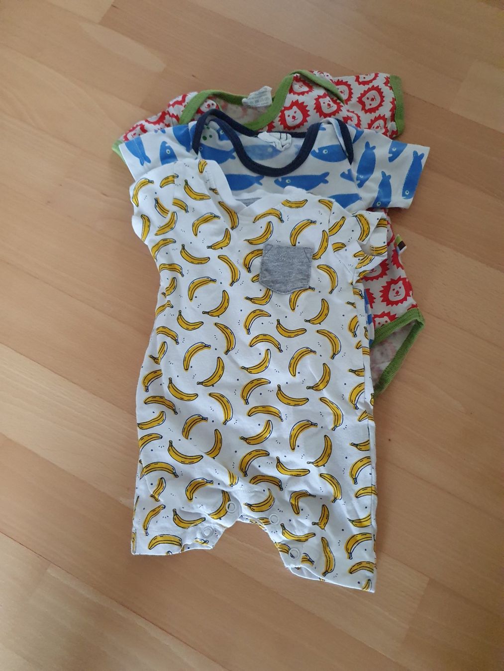 Lotti & Set di vestiti: Drei farbenfrohe Kurzarmbodys Gr. 50/56 – Usato da Winterthur venduto da Natascha_1994