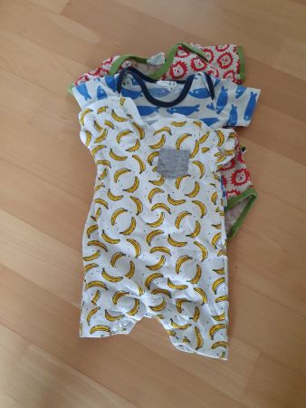 Drei farbenfrohe Kurzarmbodys Gr. 50/56