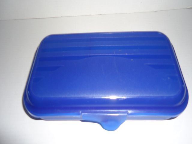 Recipients et similaires: Blaue Kunstoffbox, Znünibox, – D'occasion à Ergisch par Haemmerli59 1