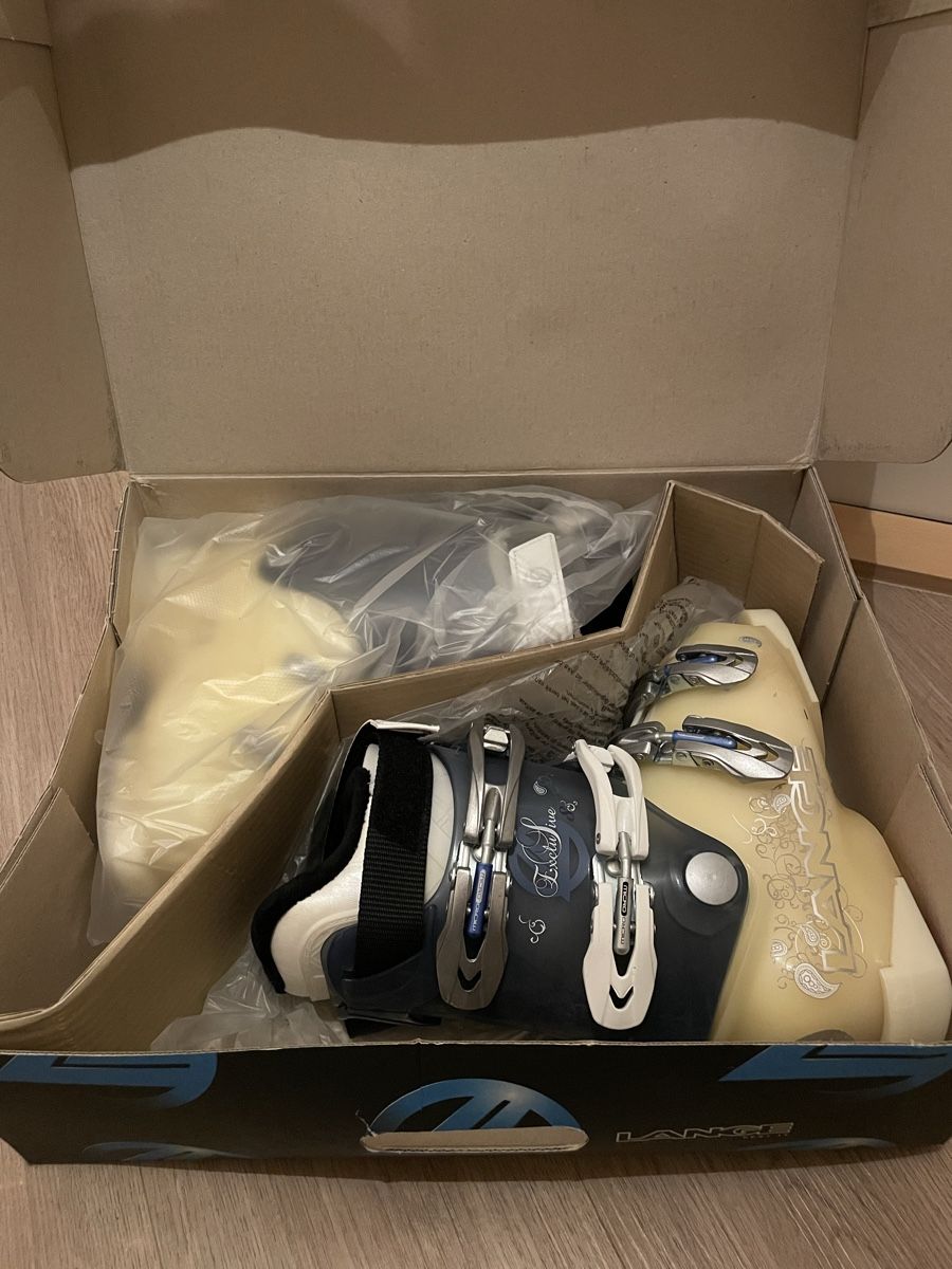 Skis: Lange exclusive 8 ski boots (22.5) – Neu und originalverpackt aus Basel von mar_fp5q