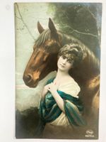Fotopostkarte Frau mit Pferd Handkoloriert - um 1920 Antik