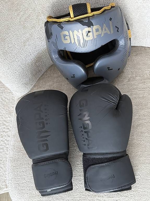 Guanti & manicotti: Boxhandschuhe inkls. Kopfschutz – Usato da Liestal venduto da arl_6tv7 2